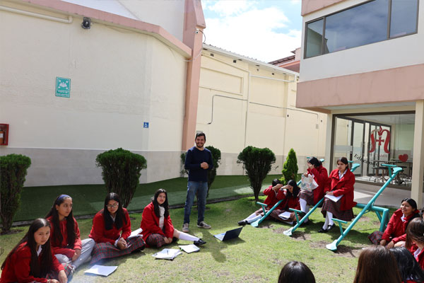 Jóvenes bachilleres en clase