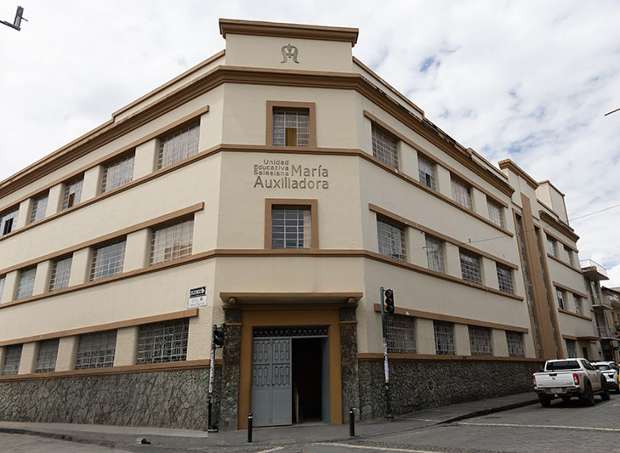 Estudiantes trabajando juntos en clase