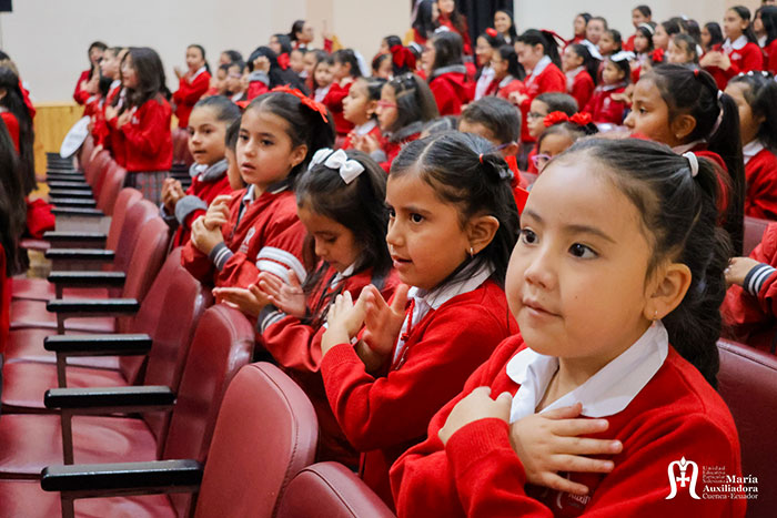 Niños felices en actividad escolar