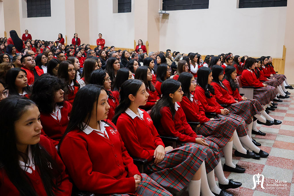 Jóvenes estudiantes de bachillerato en aula