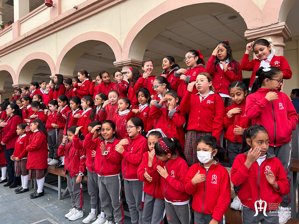 Estudiantes de educación básica trabajando en clase
