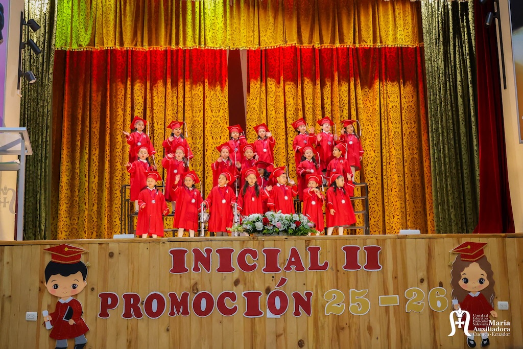 Niños pequeños en clase de educación inicial jugando y aprendiendo